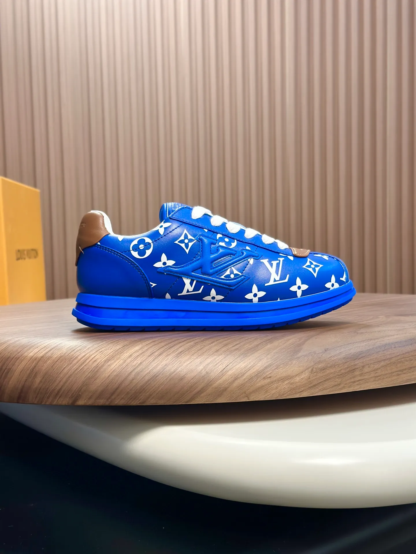 Factory direct sale ¥700💰Full set of packaging💰Top version LV-Louis Vuitton-Classic catwalk new style 1:1 developed replica of the original version! ! The upper foot is very comfortable. It is made of luxurious materials and fine workmanship. The midsole is printed with English letters "Made in Europe". The upper is made of calfskin imported from Italy. The side is decorated with the brand's LOGO and signature. The latest latex foot pads and mesh lining make the foot feel super comfortable. The original two-color TPU combination outsole is specially provided by the original factory. Bag technology Goodyear stitched edges Fabric: Exclusive custom first-layer cowhide Accessories: Exclusive private model Vuitton logo, lining: Customized silk mesh lining - first-layer silk cowhide lining Outsole: TPU combination outsole wear-resistant, non-slip and anti-yellowing Foot pads: new latex pads-mesh sweat-absorbent Counter technology: fully computerized sewing machine wire drawing Toe box back cover Hot and cold shaping Full set of pull-top last with medium and low logo pattern Counter packaging - Shoelaces, certificates, cards, instructions, certificates of quality, dust bags, the most comprehensive packaging on the Internet, men's size 339-44 (38/45 custom-made, non-refundable!